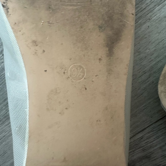 Chic Beige Flats with Metallic AccentsSz 9.5 - Picture 4 of 4